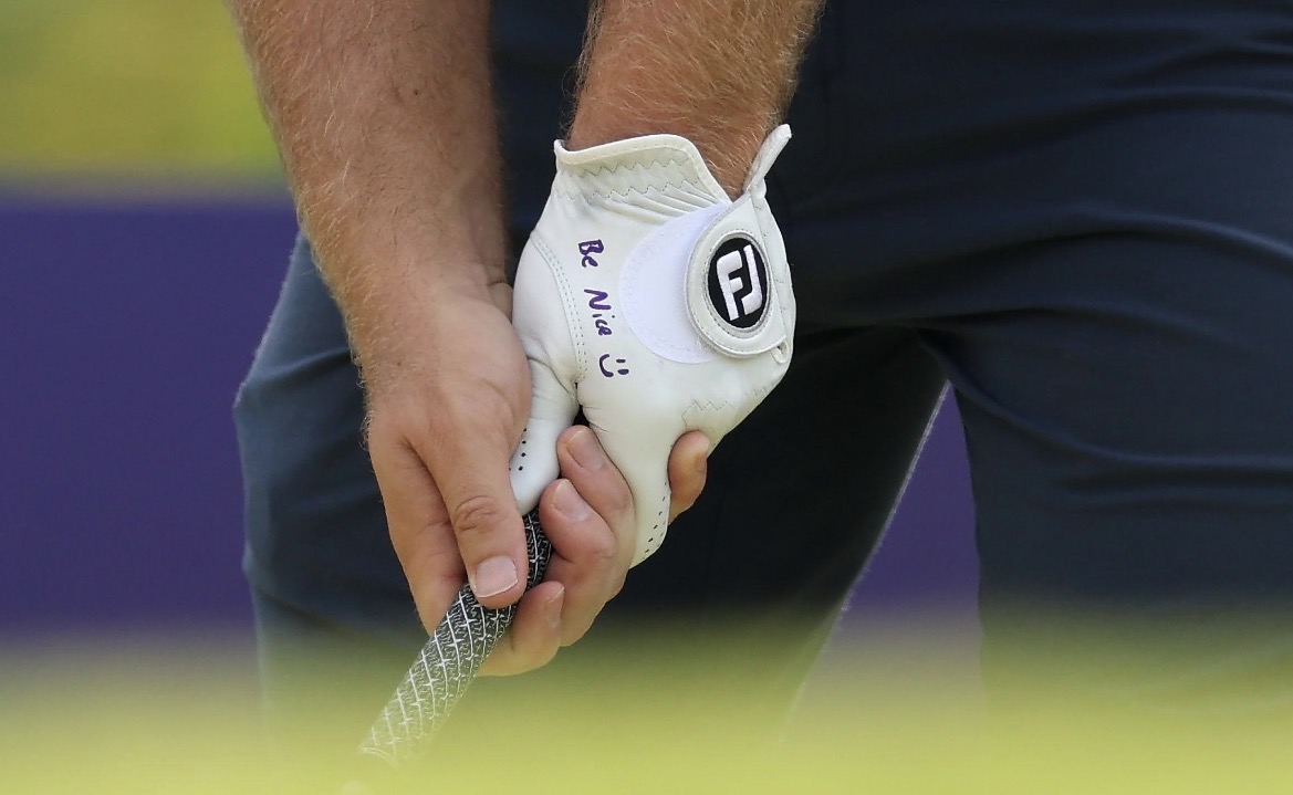 Golf glove with a short handwritten behavioral cue